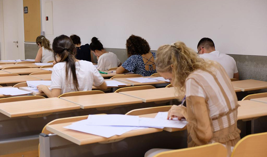 
			      Aspirantes a docentes en la fase teórica de las oposiciones. 			    
			  